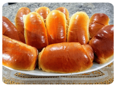 Pãezinhos de leite dourados arrumados em prato